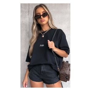 ✨ BRAND NEW UNISEX 22-ft Oversized Black Tee ✨